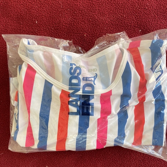 Lands’ End Rash Guard Swim Tee Size L/P 14-16 NWT - Picture 10 of 10